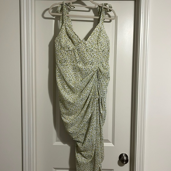 Pretty Little Thing Dress NWT - Picture 1 of 7